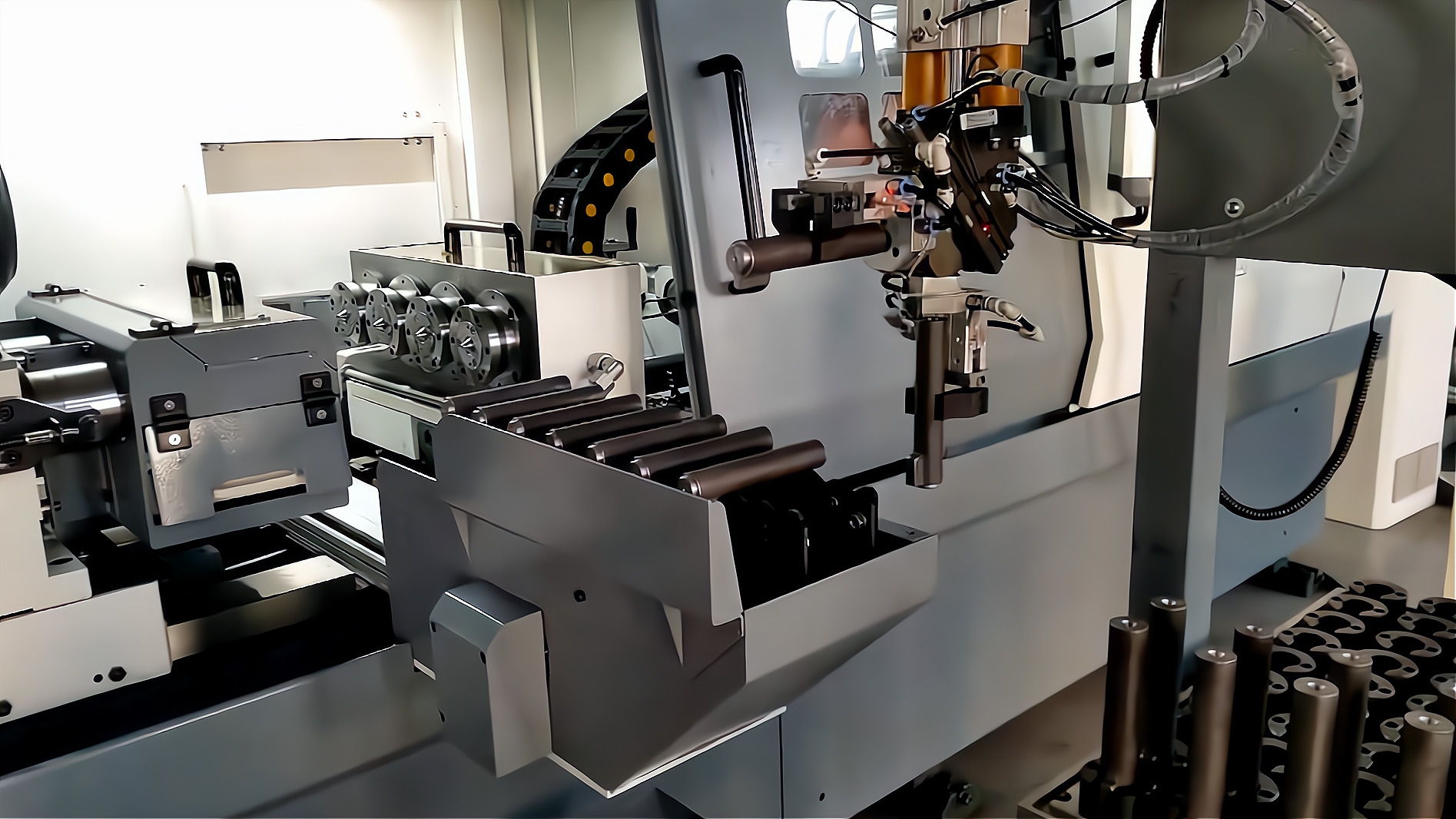ZK2115×4B/500A 深孔鉆床配置桁架機(jī)械手，加工手槍槍管單機(jī)自動(dòng)化