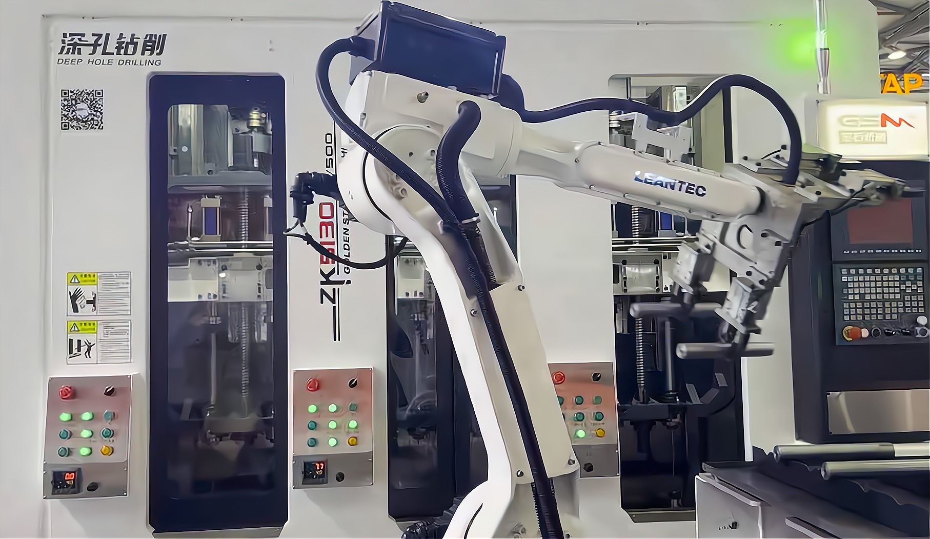 ZK5120×6/500 倒立六軸深孔鉆床配置六軸機(jī)器人，加工新能源電機(jī)軸單機(jī)自動(dòng)化